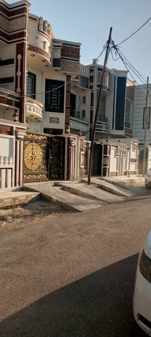 للبيع ....دار سكني موقع ممتاز....في الضباط السريع مجاور الجامع التركي .....دبل فاليوم المساحة 220م ...الواجهه 10م النزال22م .... يحتوي على خمسة غرف..وصالة واستقبال وثلاث حمامات ....شارع تبليط 10م الدار فارغ حاليا....السعر 250مليون قابل للتفاوض للاستفسار....***********
