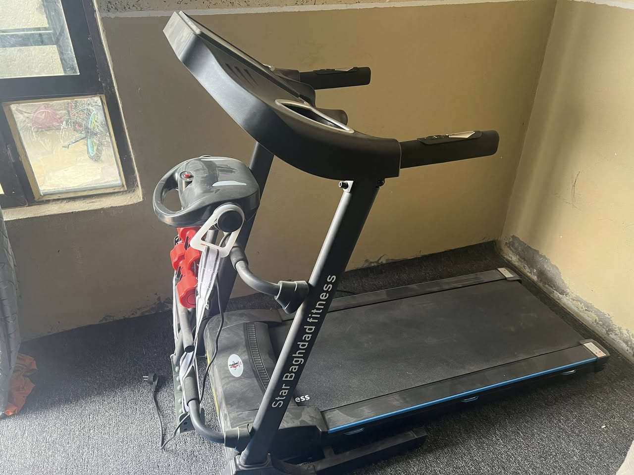 جهاز جري جديد مستخدم مرتين او 3
شاشة ديجتال 
تحكم بسرعه وميلان 
مدخل USB و AUX
ملحقات هزاز
أوزان 
حلقه خصر 

يتحمل وزن 155
شاشة ذكية تعرض الوقت و السرعة والنبض


**إذا كنت صاحب هذا الإعلان وتريد حذفه لأي سبب، رجاءا أرسل رسالة إلى الدعم الفني**