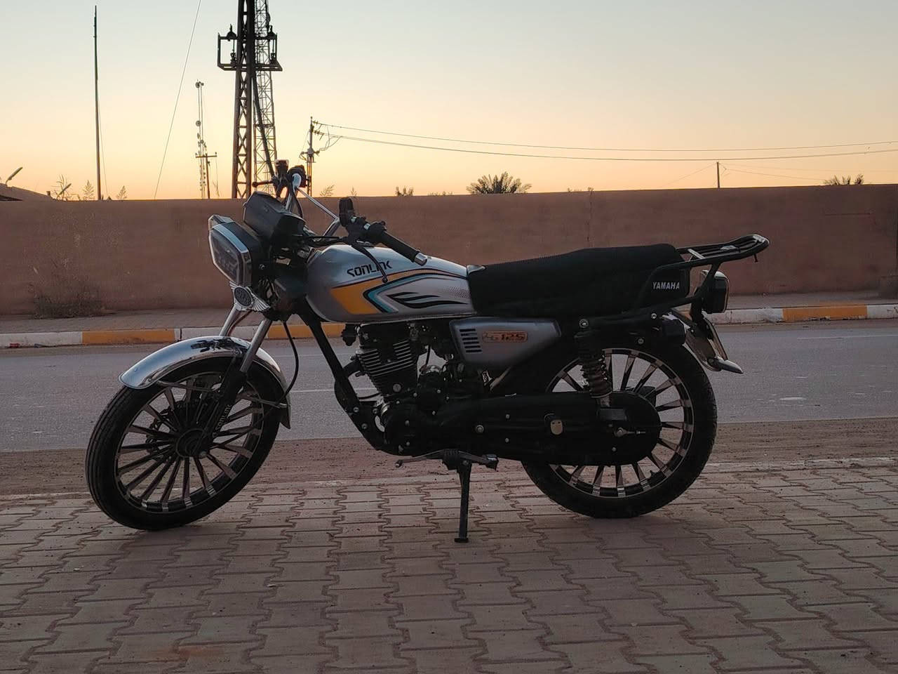 السلام عليكم 
دراجة للبيع  جديدة وكلش نظيفة سافان للبيع موديل 24... 5 گير... سلف + هندر... واوراقها موجودة.. 
مكاني الصويرة ***********
***********... معروضة ب 850.. وبيها مجال
