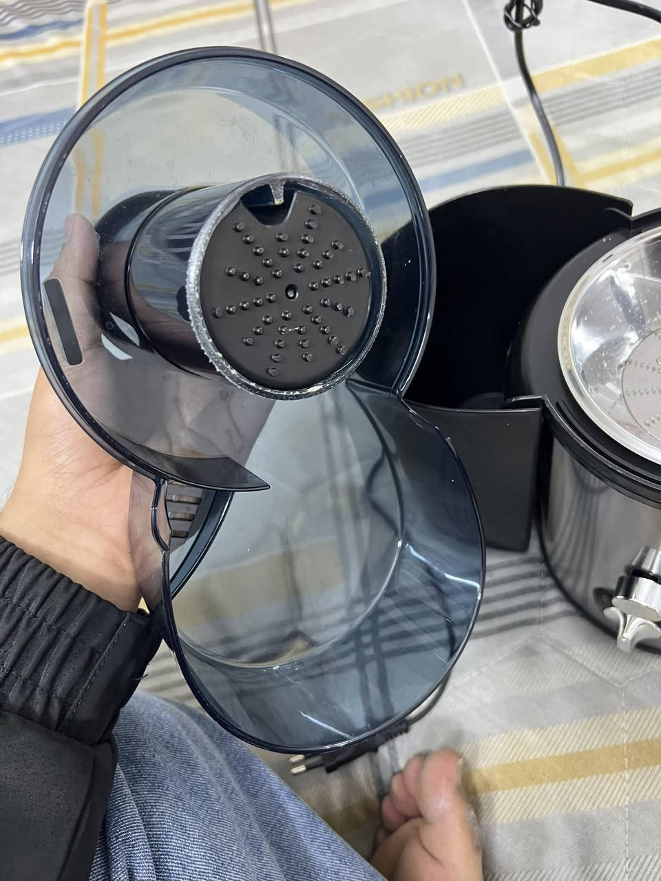 سلام وعليكم معاصره عصير تطلع العصير من جهه والقشور من جه اكتب سعر وبلعافيه للاستفسار واتساب ***********
