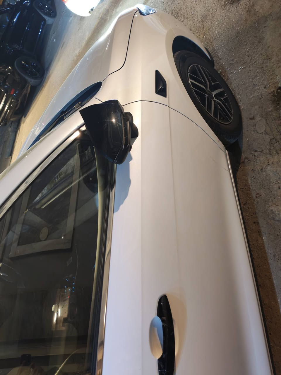 byd sel 5
بي وايدي سيل 5 
فول مواصفات 13 كامرة 
فتحة
قيادة ذاتية

ابيض 
رقم بغداد
ماشية 13
ب21 و 750
***********
