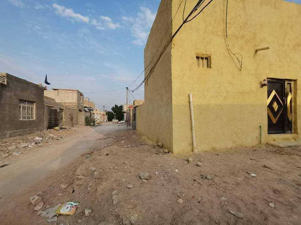 خمسينات اثنين 50مبني بها صاله وغرفه كبيره ومطبخ ومكشوفه وتشاريف وحمام كهرباء اربع خطوط وال 50 الثانيه عرصه تنباع الميه كلها سعرها ب 17 ركن بشارع المطار القديم  قرب اسواق الامير ***********
