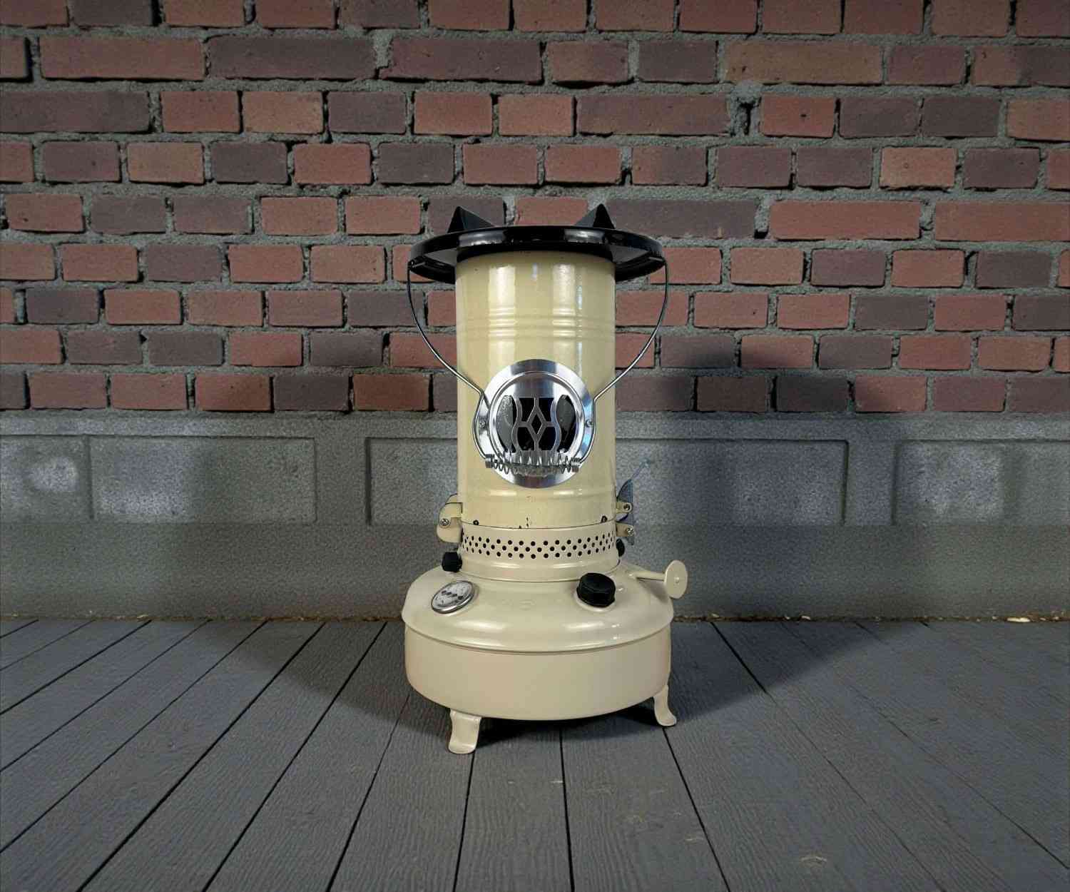 صوبة علاء الدين نفطية كلاسيك – NIKOOKAR (موديل Valor 600)

الاستخدامات

تدفئة الغرف، المجالس، والمنازل في فصل الشتاء.

مناسبة للاستخدام داخل البيوت، المخازن، أو الأماكن التي لا يتوفر فيها كهرباء.

خيار عملي للتدفئة أثناء الطوارئ أو انقطاع التيار الكهربائي.

تُستخدم بالوقود النفطي (الكاز  النفط الأبيض).

المميزات

تصميم كلاسيكي قوي من المعدن يتحمل الاستخدام الطويل.

تعمل بدون كهرباء، اعتمادًا كاملًا على الوقود النفطي.

مزودة بمؤشر مستوى الوقود لمراقبة الكمية بسهولة.

نظام فتيل داخلي للتحكم بدرجة اللهب والحرارة.

قاعدة ثابتة بأرجل معدنية لثبات أفضل أثناء التشغيل.

شبكة علوية معدنية لتحمل الأواني أو توزيع الحرارة.

مقبض جانبي معدني لتسهيل الحمل والنقل.

فتحات تهوية محيطة لضمان احتراق متوازن.

تصميم آمن مع غطاء علوي للحماية.

المقاسات التقنية:

ارتفاع المنتج: 41 سم

قطر المنتج: 23 سم

محتويات الصندوق

صوبة علاء الدين نفطية NIKOOKAR

فتيل داخلي (مركّب)

عبوة التغليف الأصلية

الملاحظات

تعمل على الوقود النفطي فقط (نفط أبيض).

يُفضل استخدامها في مكان جيد التهوية.

لا تحتاج إلى كهرباء أو بطاريات.

قد يختلف لون الطلاء أو تفاصيل بسيطة حسب الدفعة.

قياس الكارتون:

الطول: 24 سم

العرض: 24 سم

للحجز والاستفسار مراسلة الصفحه 🫥

الارتفاع: 42 سم


**إذا كنت صاحب هذا الإعلان وتريد حذفه لأي سبب، رجاءا أرسل رسالة إلى الدعم الفني**