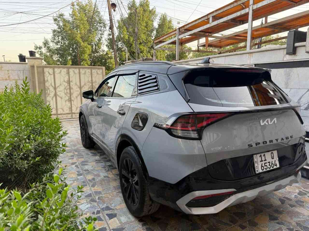 كيا سبورتج 2023 رقم بغداد
فول مواصفات للأخير حجم المحرك2400
 لون إسمنتي (سموك) حادثها بنيد سطحي
بيها طخطخات بصفحة اليسار ومصبوغه ع كدهن والسونار موجود للتوضيح ترايها حلو سياره جديده مابيها نقص السعر 160$ بيها مجال
مكاني بغداد الامين *********** بغداد, العراق
