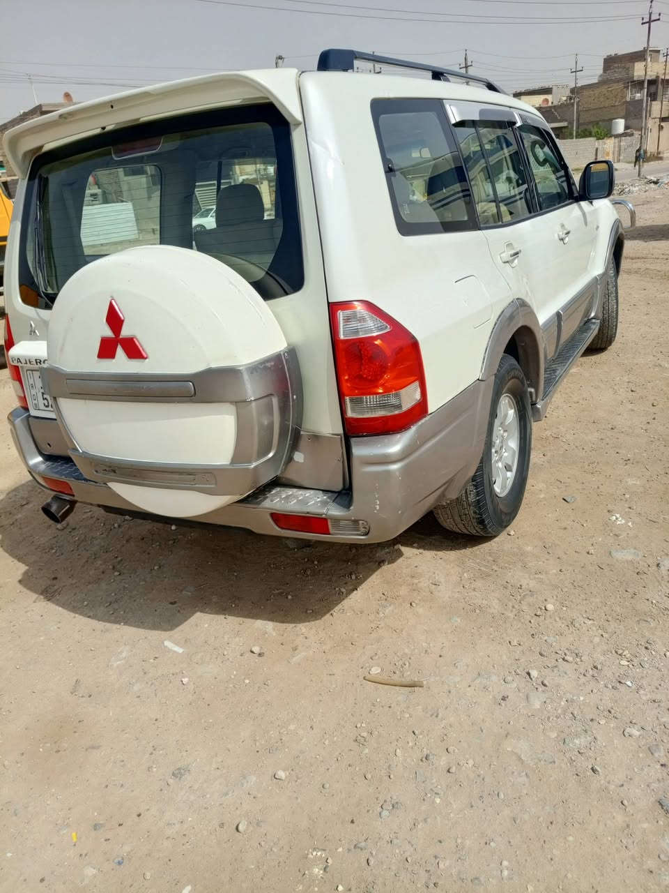 سلام عليكم سياره باجيرو لل بيع 2007 سياره نضيفه وحلوه وبيها مكينه وكير تشك الكاع السياره بسم والدي  رقم بغداد الجديد  سياره بيها طخات بصيطه سعرها  105 وبيها مجال  رقم *********** بي واتساب مكان بغداد
