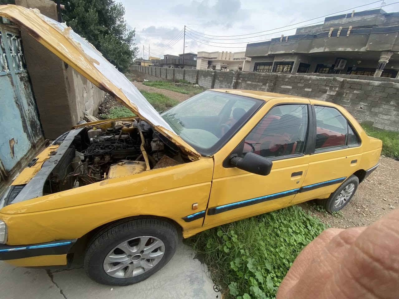 بيجو روى رقم نجف سنويه ساقطه راعيه موجود 
محرك ياباني كايم كير شغال مابي اي شي سياره تمشي بس محرك كايم تخم تاير وباقي تفاصيل مواضحه بصور *********** السعر ١٥ ورقه وبيه مجال مكاني بغداد ابو غريب
