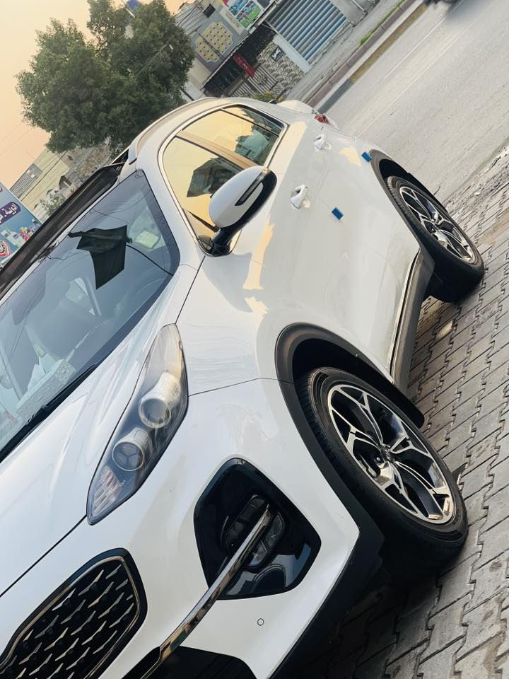 السلام عليكم 
كيا سبورتج خليجي موديل 2021 جيتي لاين
على فئه بل سبورتج ميحتاج اذكر مواصفاته
معروفه الجيتي لاين ماشيه 46السياره بسمي
رقم بغداد سنويه لغاية 2030سونار مع الصور 
شوف السياره وقتنع وخابر وبيك خير وتدلل 
السعر 225 بيها مجال حك الجيه رقم الهاتف 
***********
