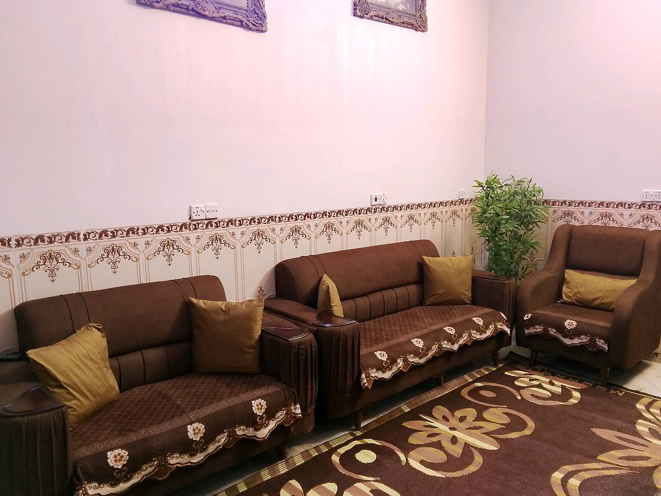 لدينا تخمة فاخرة مع سجادة للبيع، تشمل قنفات وكراسي مصممة بذوق رفيع بلون بني داكن مع وسائد ذهبية لتضفي لمسة من الأناقة على أي غرفة جلوس. الأقمشة ذات جودة عالية ومريحة للجلوس لفترات طويلة. هذه المجموعة مثالية لمن يرغب في تحديث ديكور منزله بأسلوب عصري ومريح.