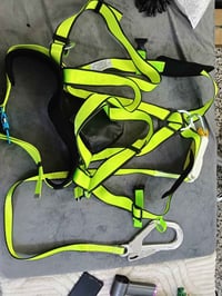 معدات تسلق الجبال الجديدة متاحة الآن! 🧗‍♂️ حزام الأمان هذا متين ومريح،...