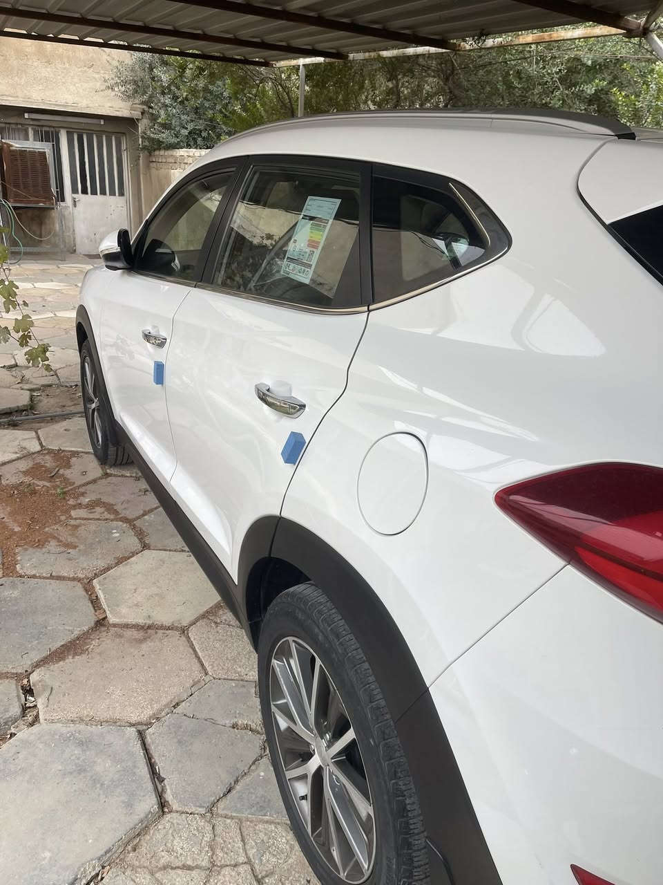 السلام عليكم.    توسان القاصد موديل ١٨مقفولة كير محرك  على وضع الشركة بيه صبغ في حافت البنيد اثر دعجة بسيطة وفي نهاية الباب الخلفية الأيمن شي بسيط ماشية ٦١ كيلو محرك دوش بسمي رقم بغداد  السعر ١٧٥ورقة وبيه مجال رقم الهاتف***********  الموقع بغداد
