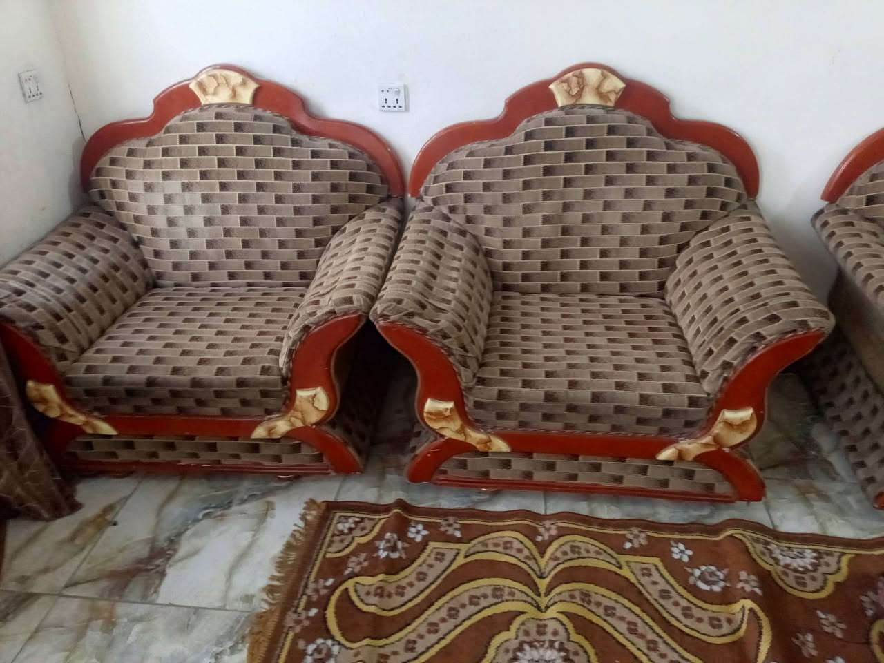 سلام عليكم تخم قنفات نضيف كلش العنوان سبع قصور مقابيل شارع ابو علي السعر 300 وبي مجال (***********)
