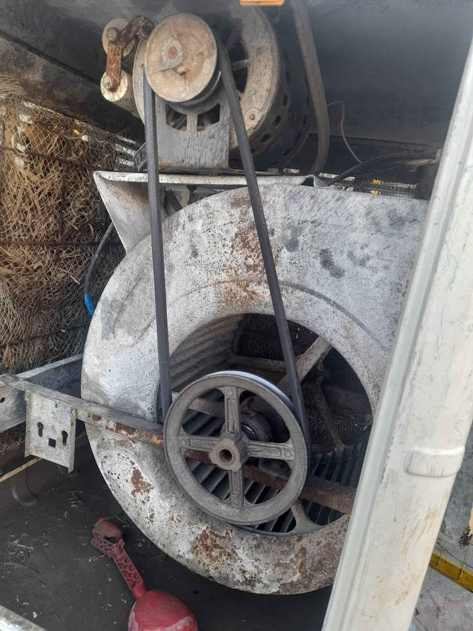 مبرده الونا شركة الحياة نضيفه حجم ٢٠٠٠ السعر ٩٠ وبيه مجال الفلوجه حي الشهداء ***********
