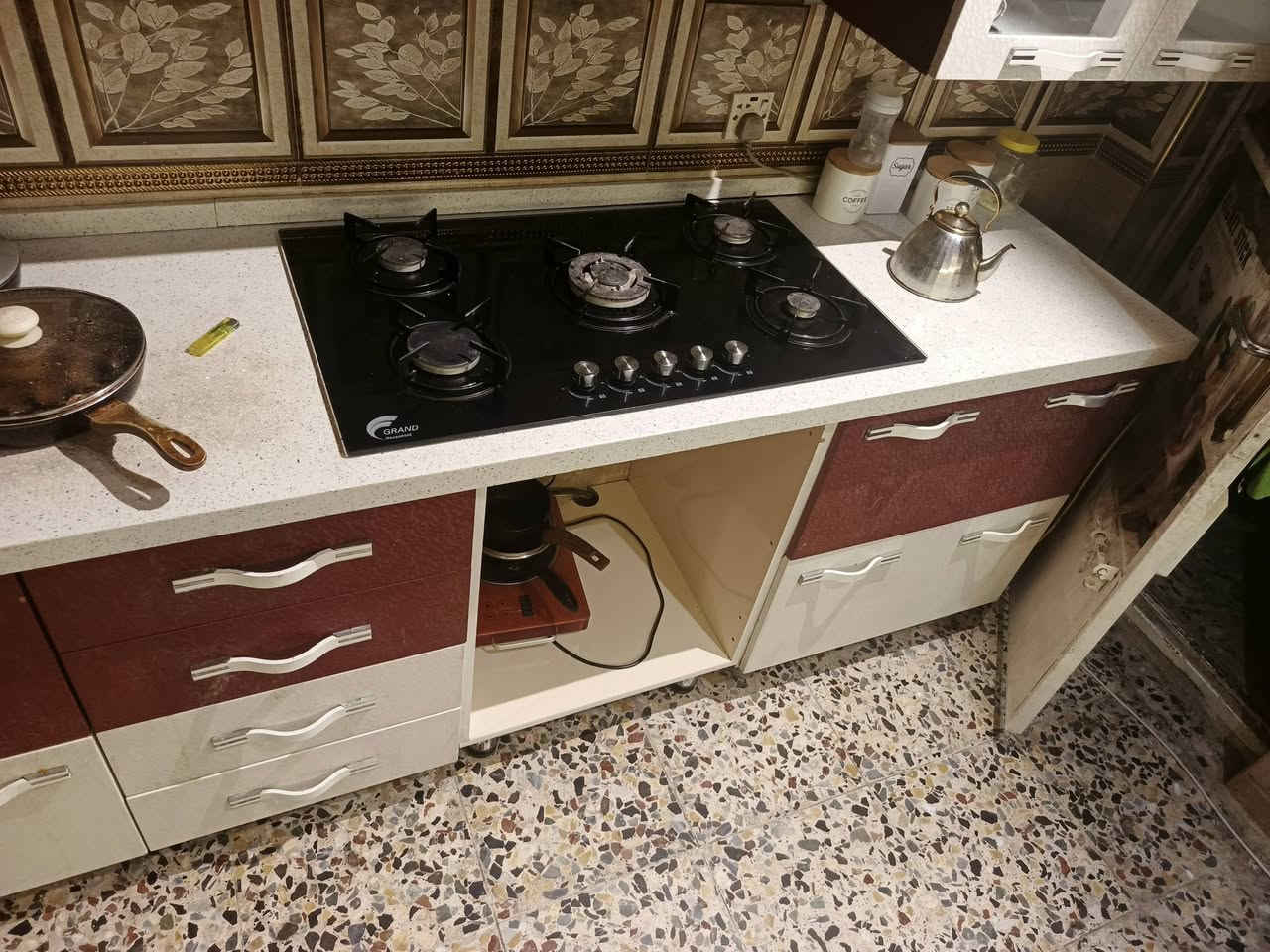 للبيع كاونتر مع مرشحه مع طباخ عنوان بغداد  ***********
