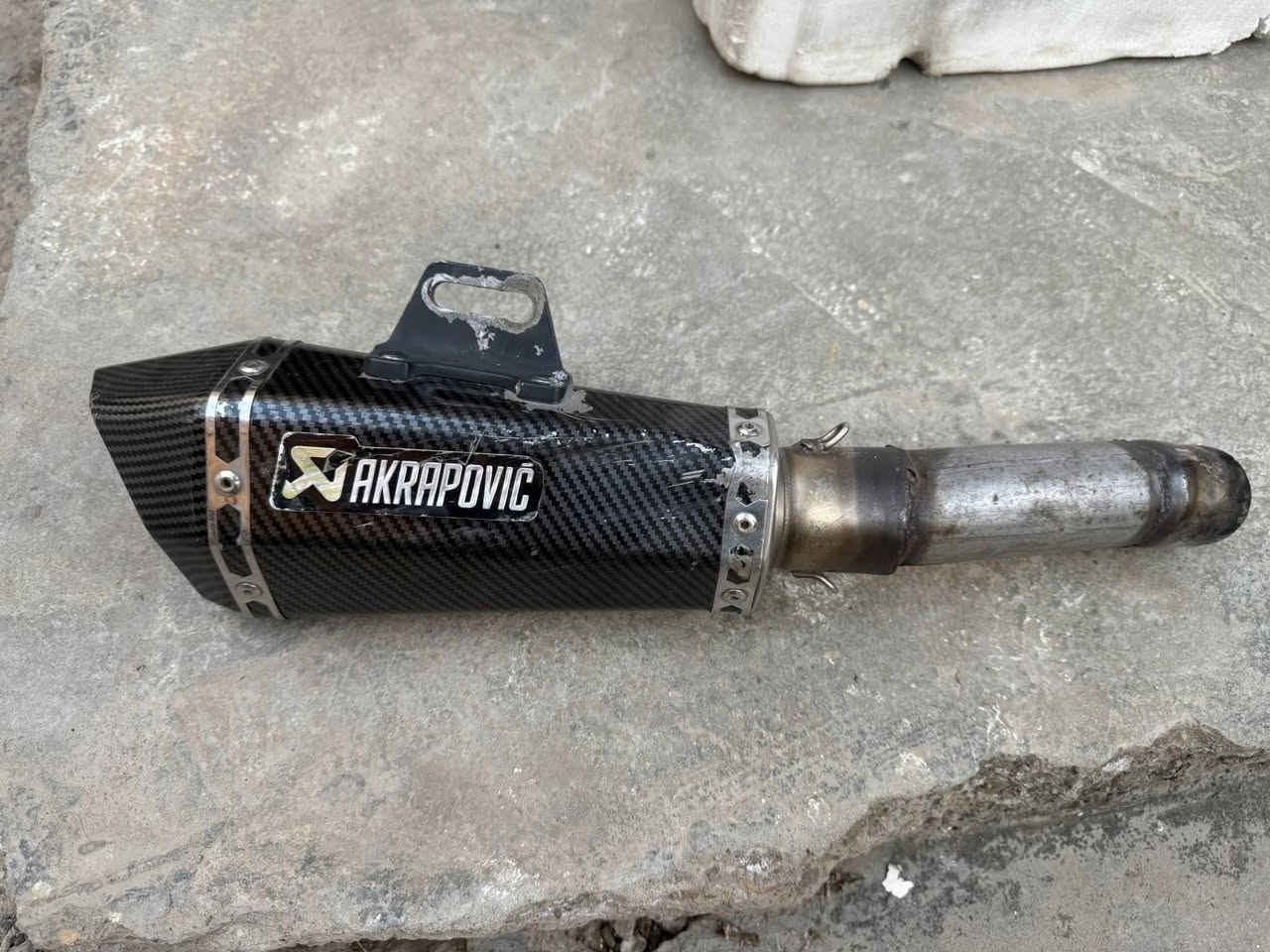 سلام عليكم صلنصه كربون فايبر مال بطح ترهم عل كل النواع و خوذه اصليه جديده للبيع كلشي وبسعره هذا رقمي ***********
