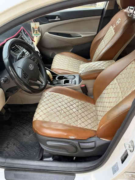 السلام عليكم توسان خليجي 2018 
المواصفات:-
تحكم ستيرن جهتين 
‏Aux+ USB
تحكم قياده ( عادي ، سبورت ، ايكو )
اشاير بالمري 
مري شفط 
5 ويل كب 
لد نهاري ليلي 
مقاعد تغليف جلد + الارضيه تغليف جلد 
حساسات خلفية 
كامرة خلفية 
يدات نيكل 
محرك 2000 دوش 
السياره ماشية 115 الف كم قابل للزيادة 
بيها بارد باب السايق وباب بصف السايق قطعة صغيرة ( السيارة بدون صبغ ) 
رقم الماني تحويل ثاني يوم ( مرور التاجيات ) 
سنوية مشروع وطني
السعر / 180$
للاستفسار الاتصال *********** واتساب
