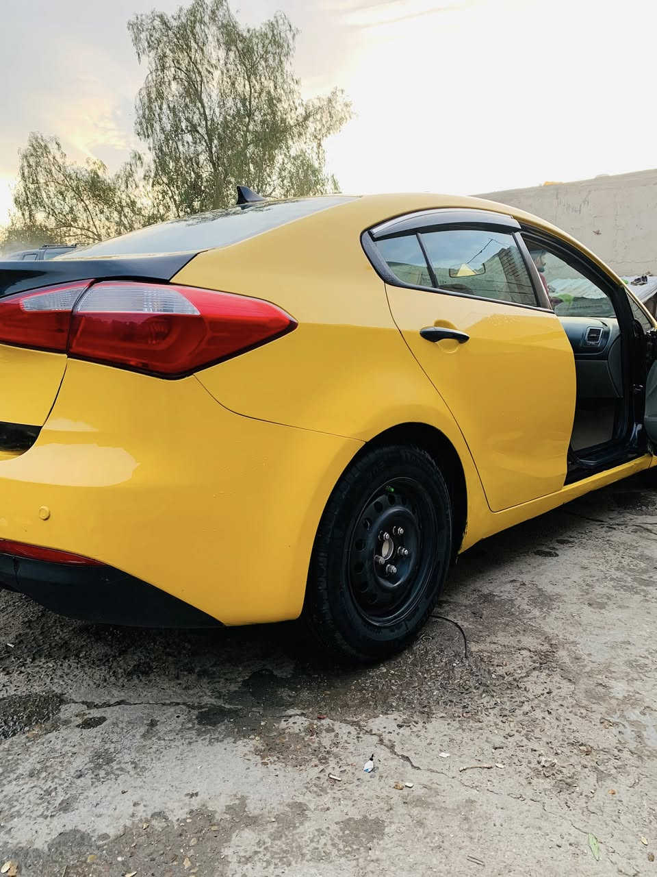 السلام عليكم فورتي 15
مكينه دوش 1800 سياره خير من الله تخم تاير جديد 
حادثها بنيد وجاملغ بدون دواخل سياره معروضه 100 وبيها مجال مكاني بغداد حي النصر  مكلف بنشر رقم ***********
