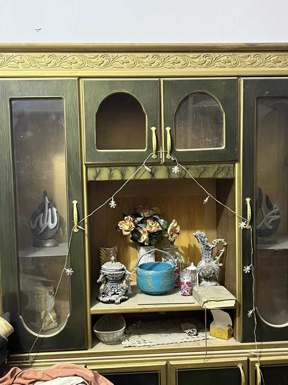 السلام عليكم
للبيع غرفة أخشاب 
موجود كله غراضه بس رايدله شده 
سعره ٣٥٠ الرقم***********
