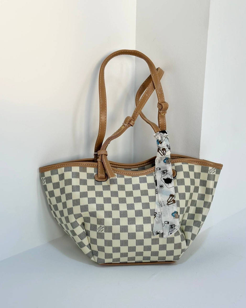 جنط نسائي 
سعر المفرد 12 آلاف دينار
سعر الدرزن 96 ألف دينار
قياس 22 × 40 سم 
واتس اب :***********
واتس اب :***********
