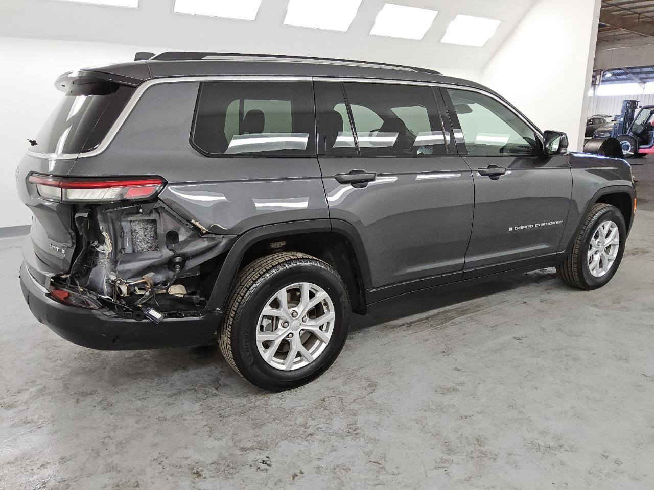 JEEP GRAND CHEROKEE 2023 LIMITED
6 سلندر 7 راكب 
حره بغداد كفاله من الصبغ مبدل دعاميه نفس اللون
#السعر 345 ورقه
للأستفسار الاتصال على الرقم التالي
*********** واتساب أو اتصال
