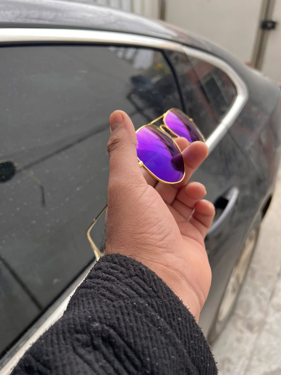 Ray-Ban 

نوع العدسات: عدسات Mirror (مرآة) باللون الأرجواني أو البنفسجي الساطع، وهي مصممة لتقليل التوهج بشكل كبير وإعطاء مظهر جريء.
• الإطار: إطار معدني نحيف باللون الذهبي (Gold Frame)، وهو المزيج التقليدي والأكثر شهرة لهذا الموديل.
• الشكل: تصميم العدسة يأتي بشكل "الدمعة" (Teardrop) المميز لنظارات الطيارين، والذي يغطي مساحة واسعة من العين لحمايتها من الضوء من جميع الزوايا.
يظهر شعار Ray-Ban بوضوح باللون الأبيض على الزاوية العليا للعدسة اليمنى، وهو أحد علامات الأصالة في هذا التصميم.


**إذا كنت صاحب هذا الإعلان وتريد حذفه لأي سبب، رجاءا أرسل رسالة إلى الدعم الفني**