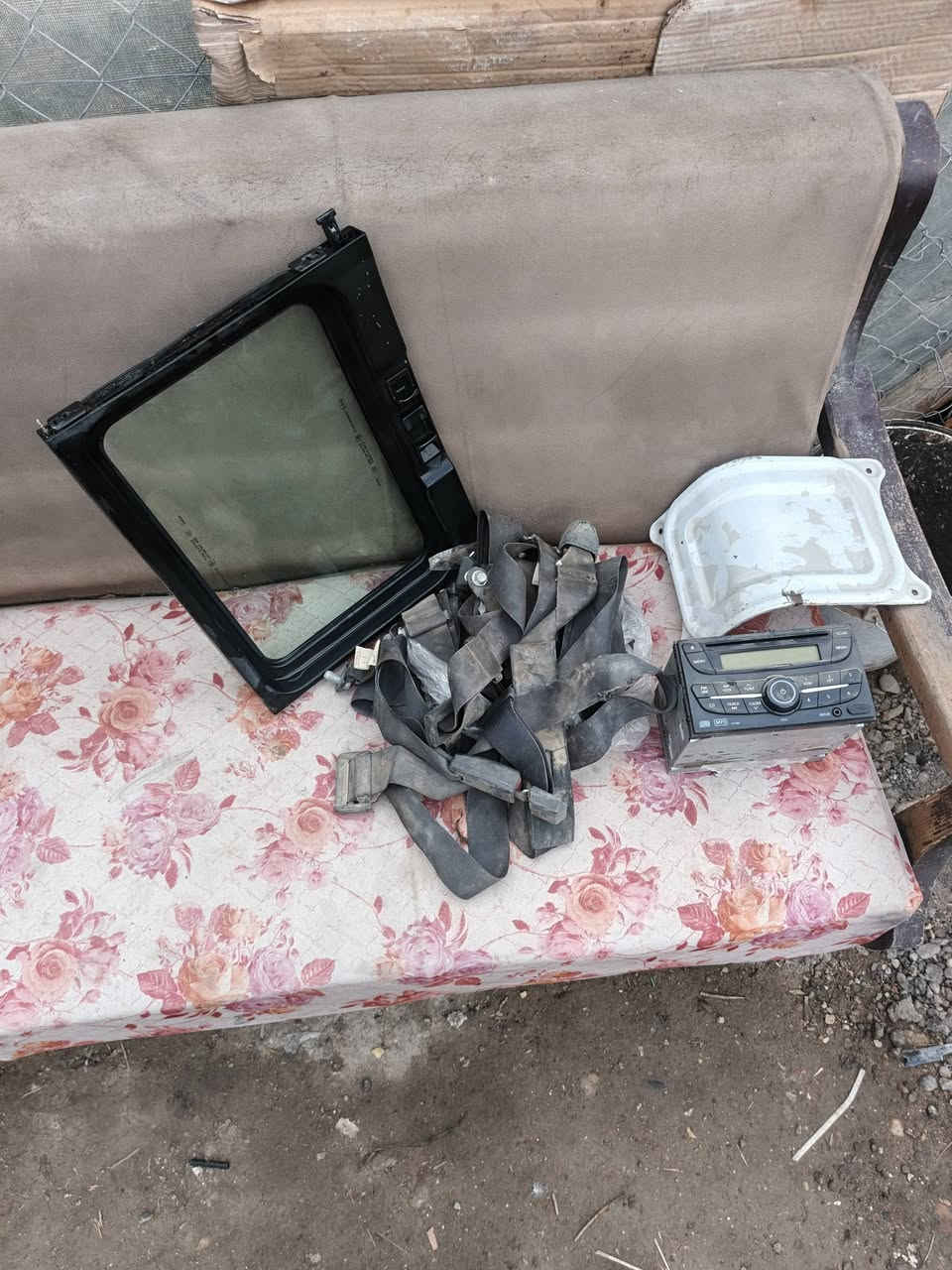 السلام عليكم
غراض نيسان للبيع 
للاستفسار ***********
