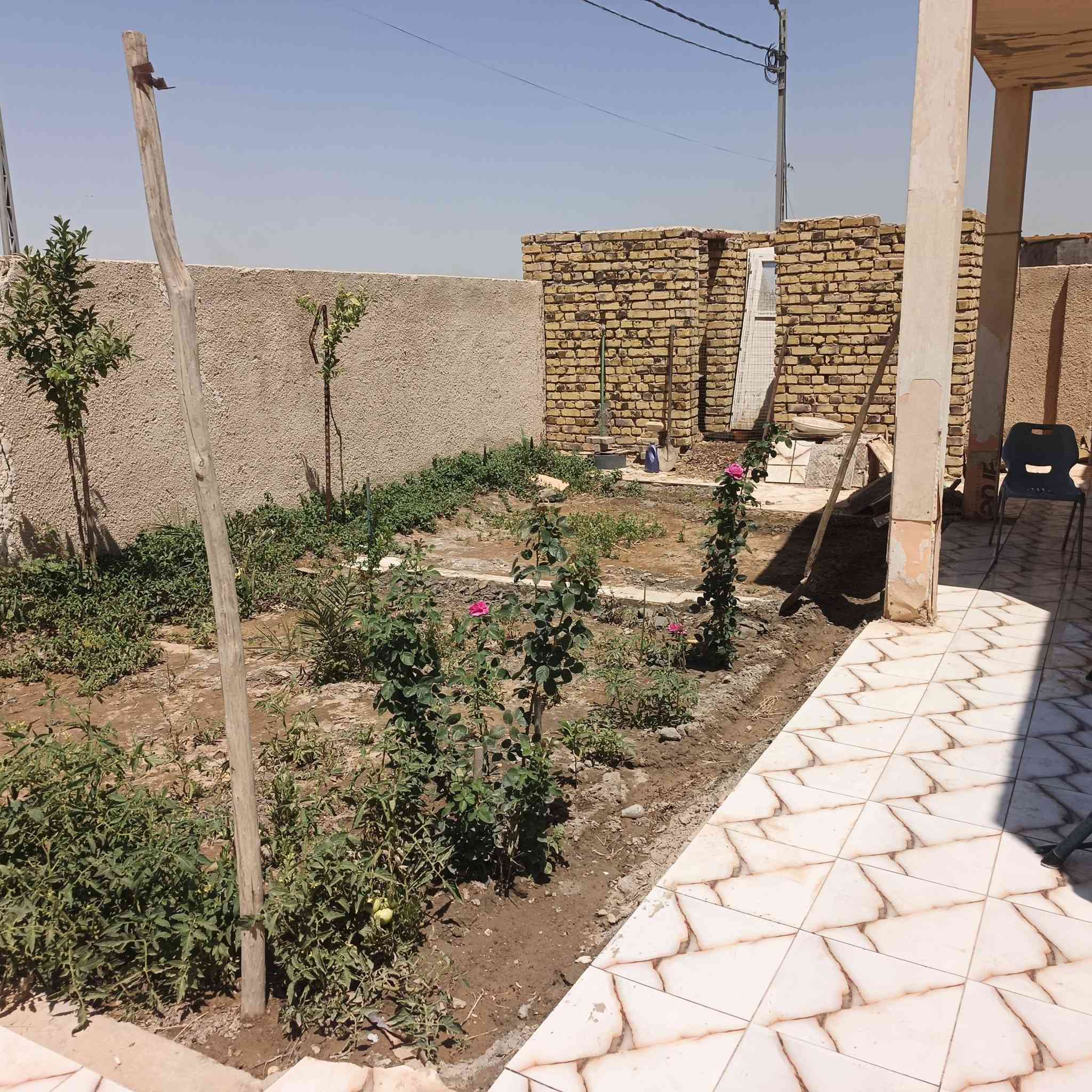 سلام عليكم الدار البيع مجمع العباسيه السكني300متر
غرف2
صاله 
ستقبال
مطبخ
تخاريج دخليه والخارجيه غير مكتمل 
البيت عل مصرف العقاري 
الاتصال على الرقم ***********
واتساب او تصال عادي
