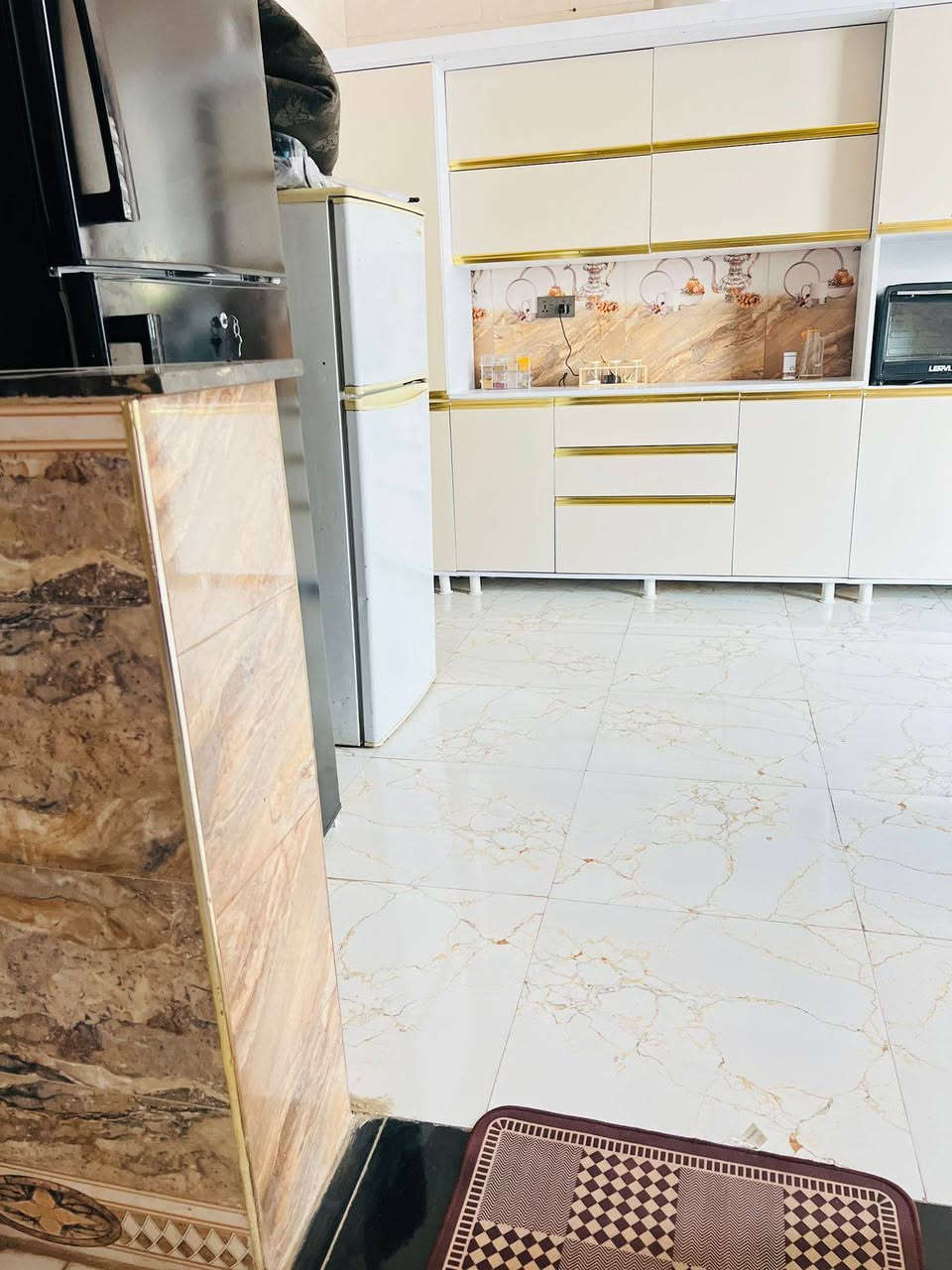 #بيت #للبيع مساحه 250متر يحتوي ع 2غرفه نوم سويت وصاله ومطبخ وستقبال ومجمع صحيات وصحيات خارجيه يبعد عن شارع 90متر قريب انشائيه غزوان المتنبي
للاستفسار على الاراقام الموجودة: 
***********
***********
