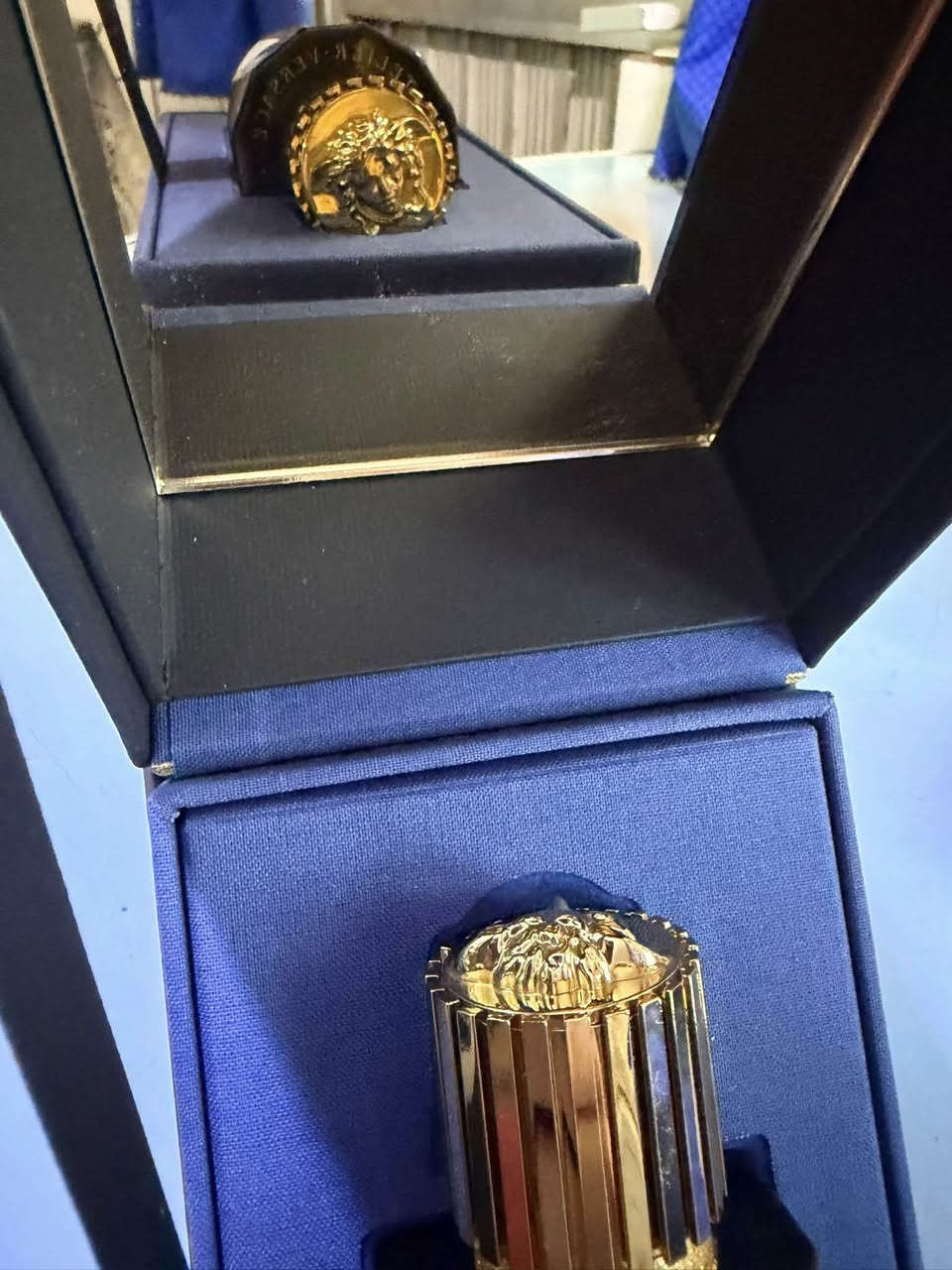 عطر versace للبيع مستعمل نص بسعر ١٠٠ الف
للاستفسار مراسلة الخاص او الاتصال ***********
عطر Figue Blanche من مجموعة Atelier Versace هو عطر زهري-فاكهي للجنسين، يستحضر أجواء صيف البحر الأبيض المتوسط.المكونات الأساسية:الافتتاحية: التين الأبيض الطازج، اليوسفي (الماندرين) الإيطالي، والبرغموت.القلب: زهر البرتقال (النيرولي)، الياسمين، وبتلات الورد.القاعدة: خشب الأرز والمسك الأبيض لتمنح العطر عمقاً ونظافة.
