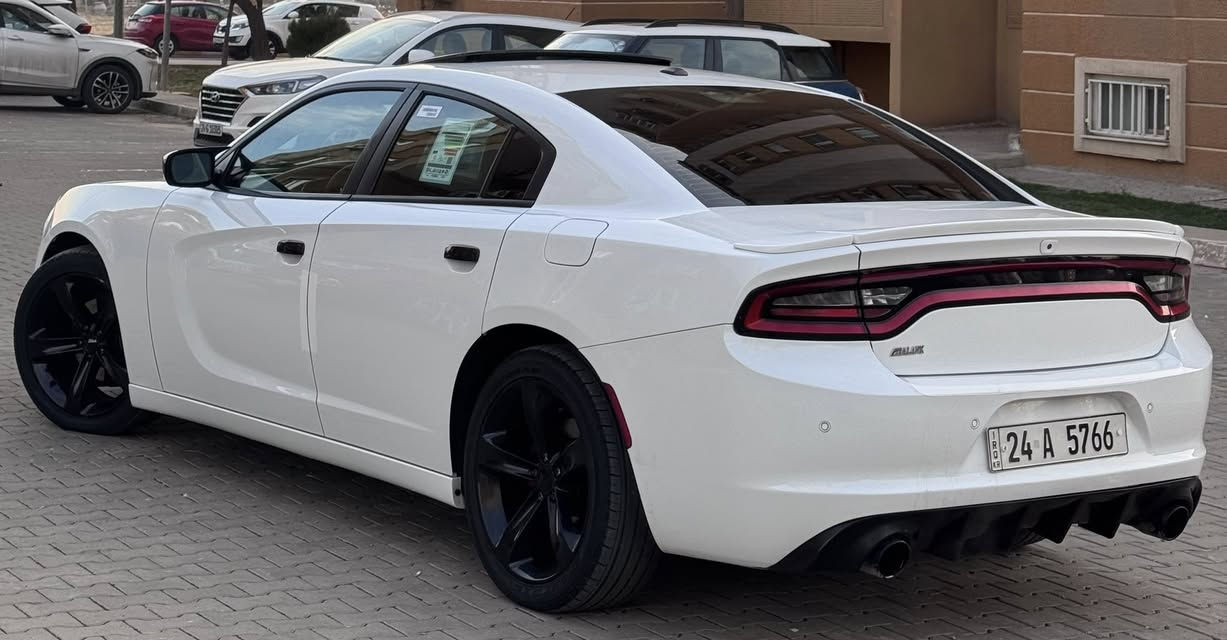 السلام عليكم
جارجر 2017 SXT بلاس كلين تايتل السياره حيل جديدة وحلوه بدون صبغ حتى دعاميات بدون صبغ بيها تعديل بارد صغير فقط 

العداد / 71000 ميل 
محرك / V6 3600

✅مواصفات 

شاشة 
بصمة 
مقاعد تدفئة تبريد 
مقاعد خلفي تدفئة
مقاعد جلد 
مقاعد  خرن
سلايت 
حساس خلفي 
لايت led 
تشغيل عن بعد 
تحكمات ستيرن 
ستيرن تدفئه 
لايت زنون اصلي 

وباقي مواصفات ال SXT بلاس المعروفه سياره دينار متصرف عليها جاهزة من كل نواحي 
رقم دهوك تحويل ثاني يوم 

مكان سياره بغداد زيونة 

للاتصال 
***********
