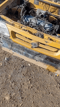 السلام عليكم سياره تفصيخ للبيع بسعر مناسب كير تخم تاير باتري جديد مكينه  *********** سعر لمكينه ٢٥٠ونص سعره ١٢٥ ولكير ١٥٠
