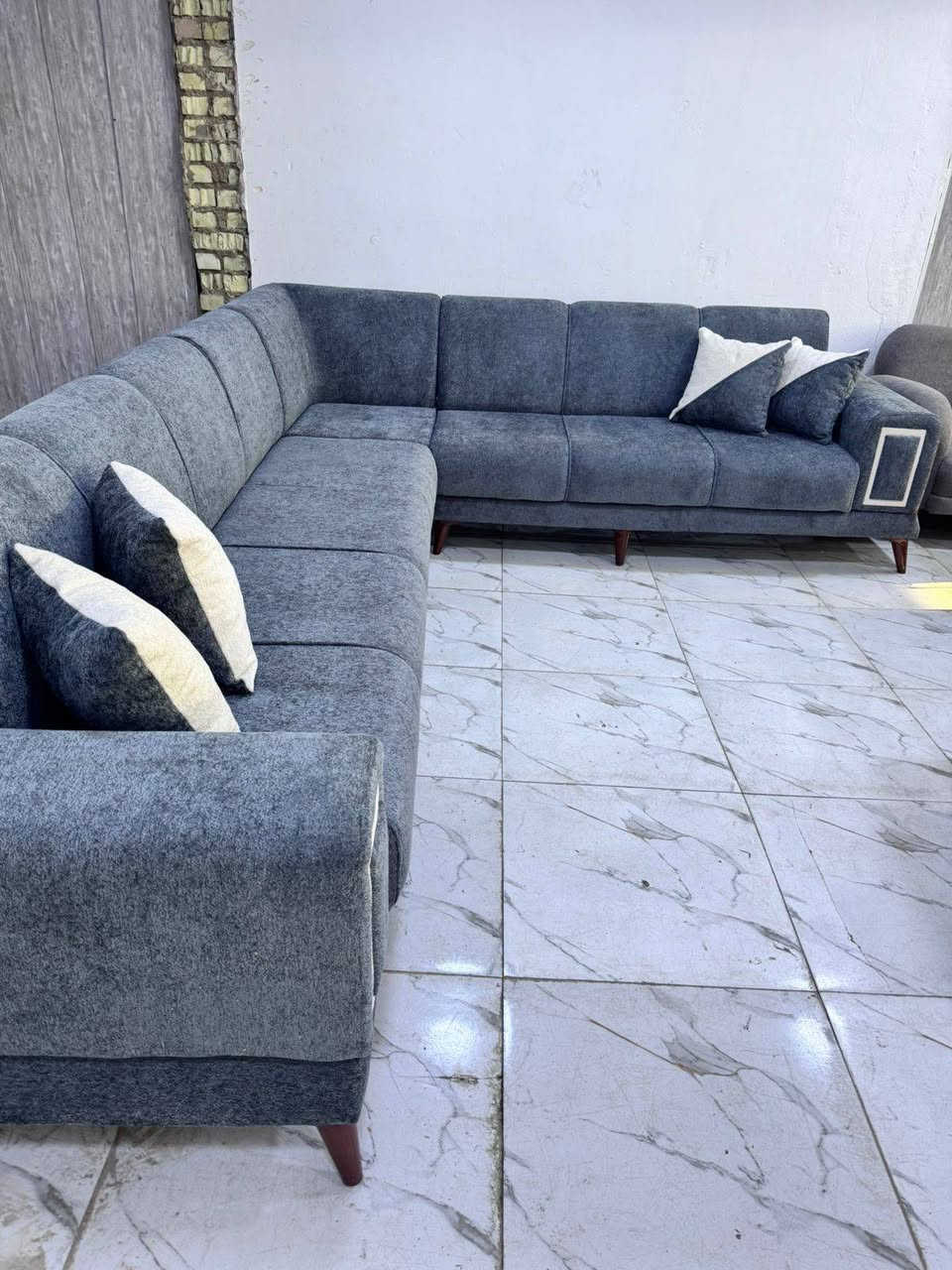 من رخصة ألادمن
كل ديوان من هذوله ١٠ مقاعد كورنر تفصال درجه اولى خشب بلوك اسود كله سفنج مضغوط مميز أول قماش خاولي ناعم وبيه كتان ناعم جميع الي بالصور موجوده للاستفسار أكثر اتصال *********** متوفر واتساب
