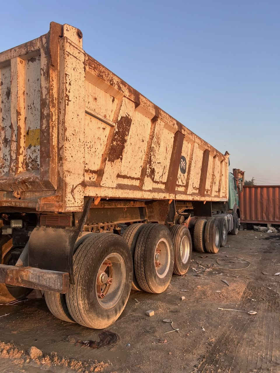 مرسيدس تريلة للبيع موديل 1990 مكينة 44 كير 160 مجموعة نص جيئف رقم بغداد عربة علم 2007 ثلاث محاور مكفولة راس وعربانة  للاستفسار ***********
