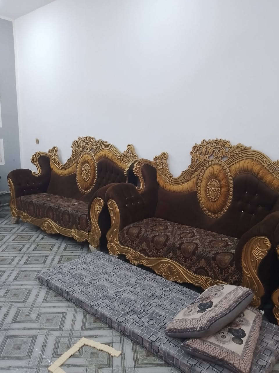 السلام عليكم من رخصة الادمن للبيع تخم قنفات 17 مقعد فخم في الفلوجه حي الجولان السعر 600 وبي مجال الاتصال ***********
