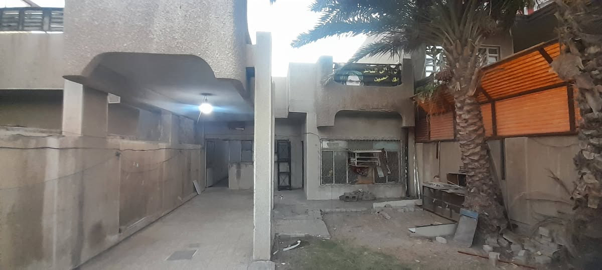 دار للبيع في منطقة الشرطه الرابعه شارع البالات المساحه ٢٢١ متر يحتوي على كراج كبير وحديقه وصاله ومطبخ وهول وغرفتين نوم وخدمات المراجعه مع مكتب الاماني للعقار/***********
