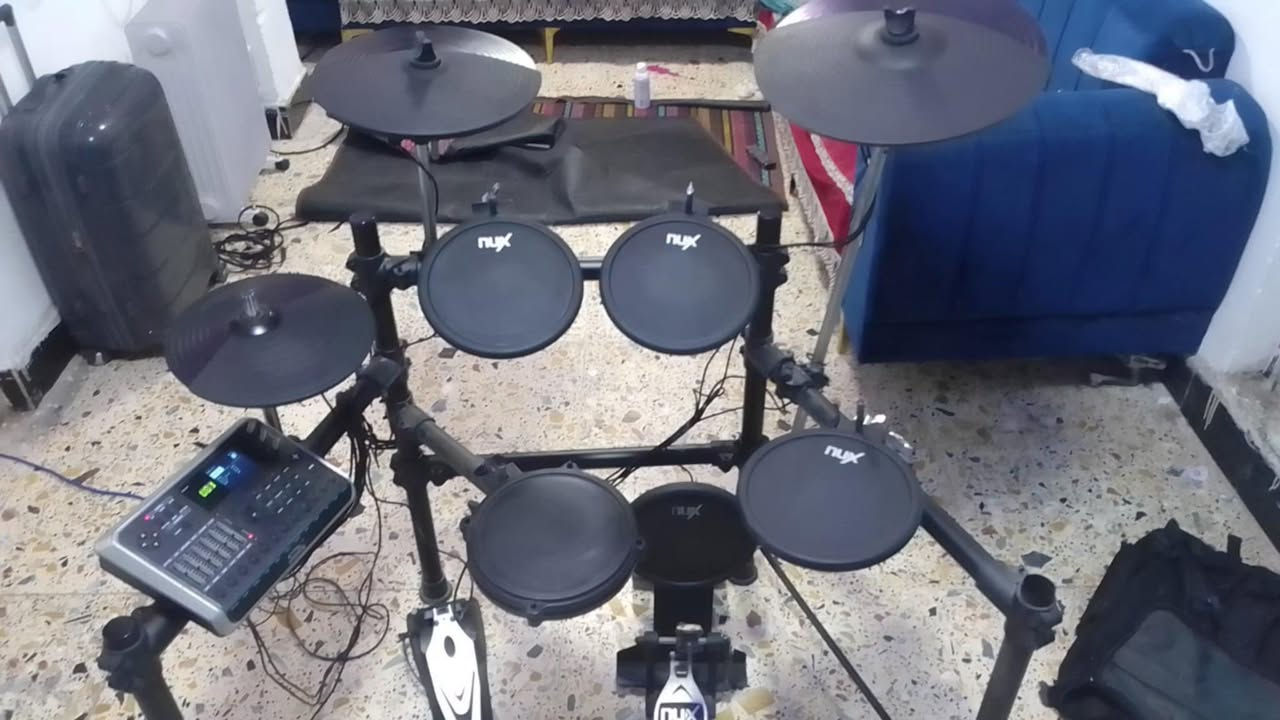 سلام عليكم شباب هذا درامز للبيع جهاز نظيف جدآ هذا فديو للتوضيح عن اصواته وشغله الي يريدة يتصل على هذا رقم *********** او يطبلي خاص واني خادم الكم
