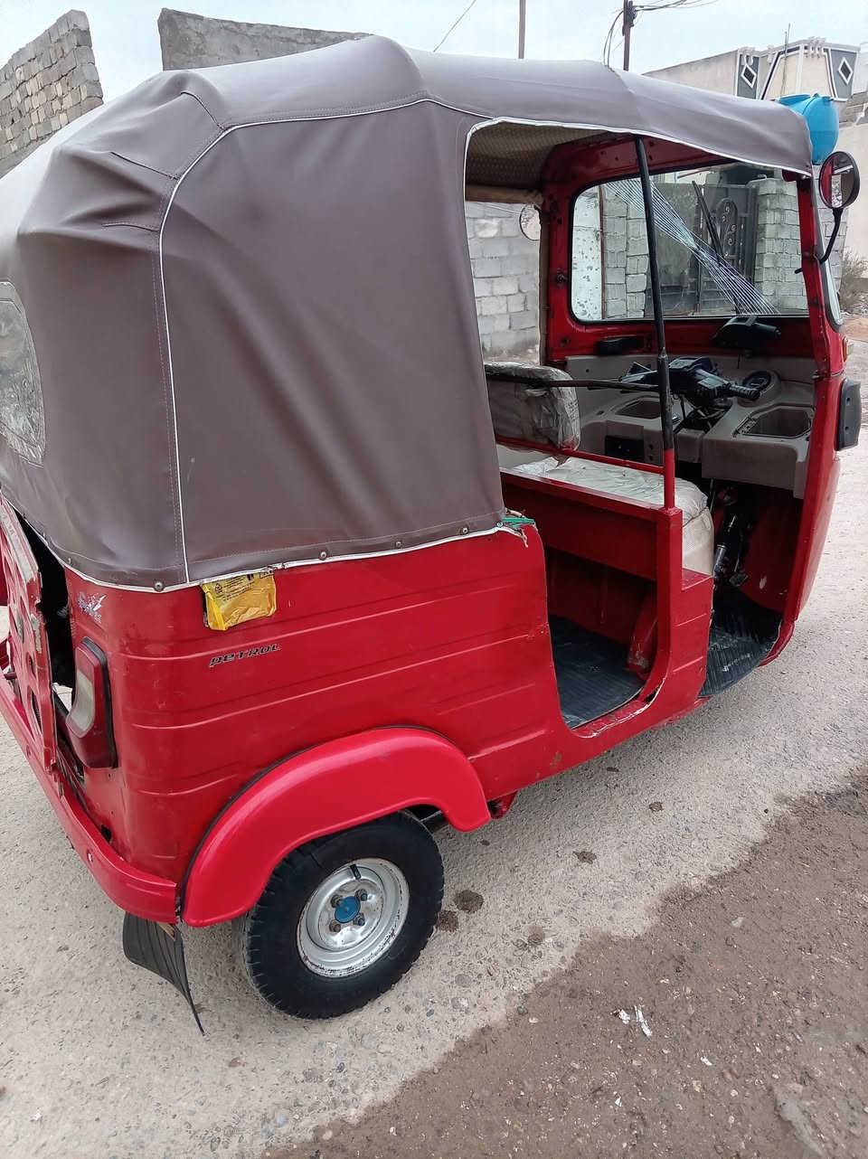 تك تك موديل ٢٠١٨سعرها ٣٦٠٠وبيها مجال العنوان بوب الشام قرب جامع الساده الطوال مكينتها ٢٠ اوراقها المصطفىللاستسفار الاتصال على الرقم ***********
