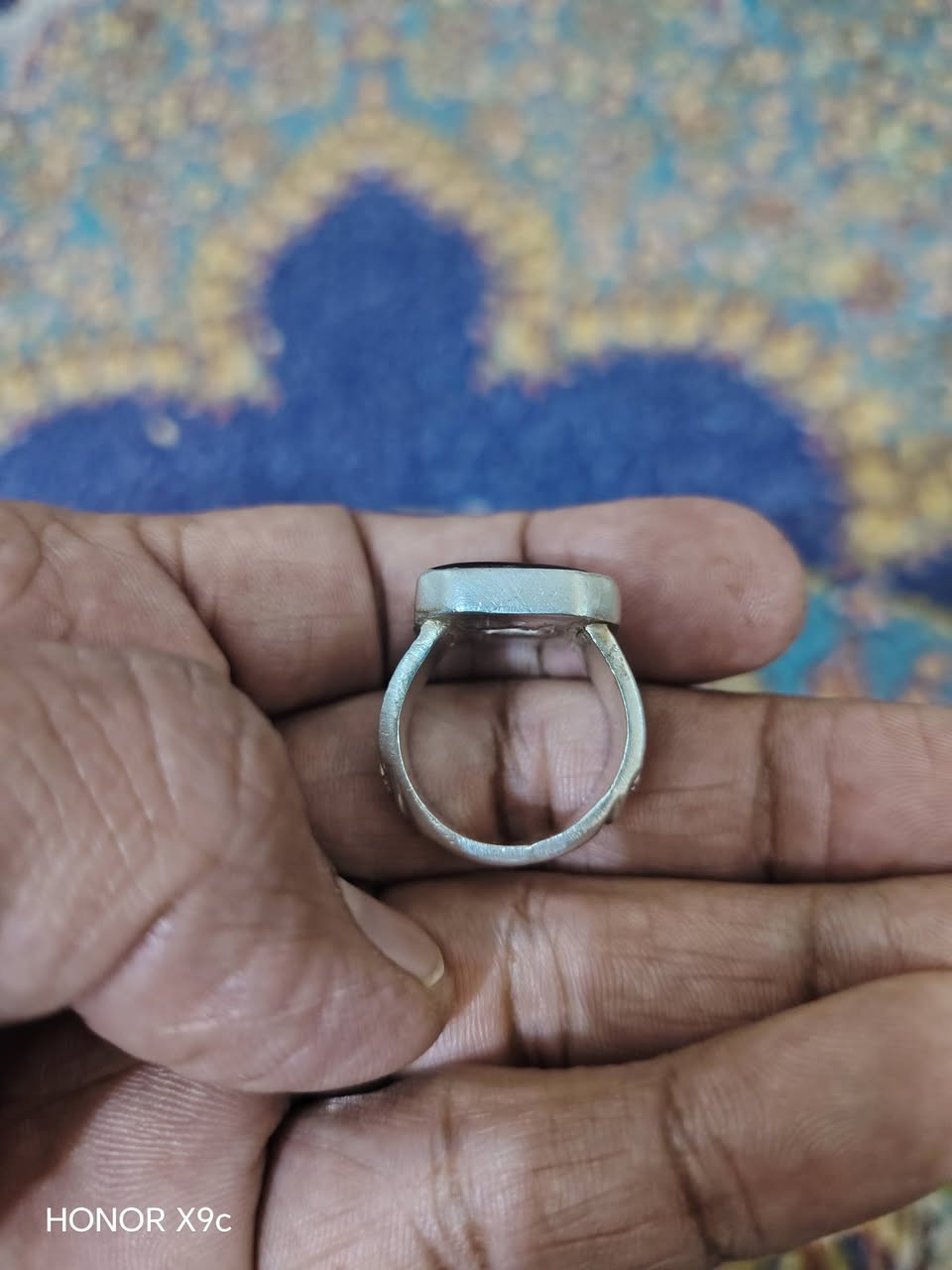 السلام عليكم خاتم عقيق يماني خط كوفي مكان بغداد قياس الخاتم 23 ***********
