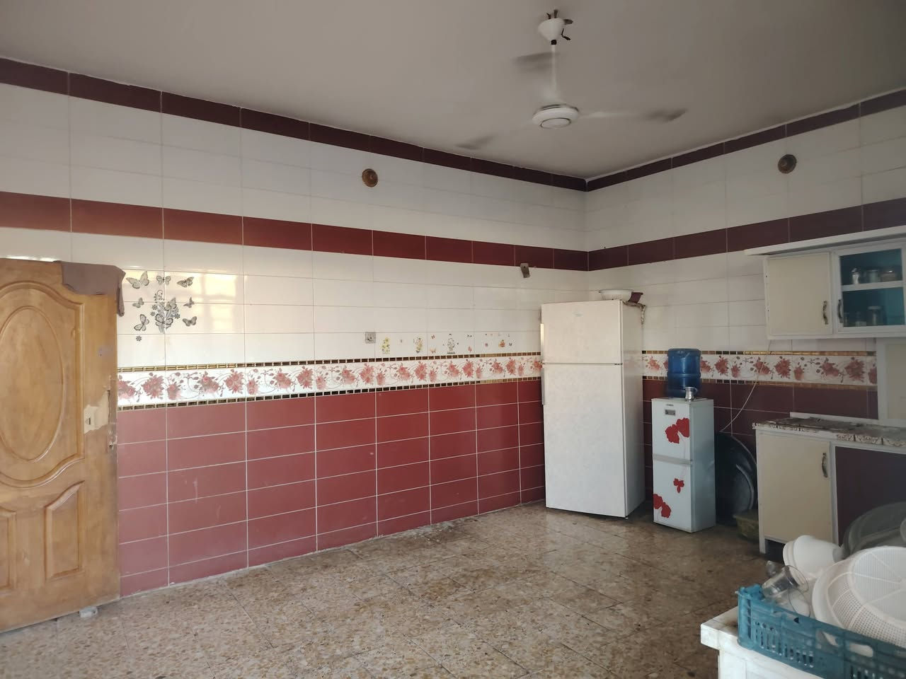 السلام عليكم بيت مساحة 300 للايجار طابق ونصف سويت كامل الطابق الثاني   يحتوي على 3نوم واستقبال وصالة وحمام عدد 2 داخلية وحمام عدد 2 مع غرفة خارجيه التواصل اتصال *********** او خاص لايوحد واتساب
