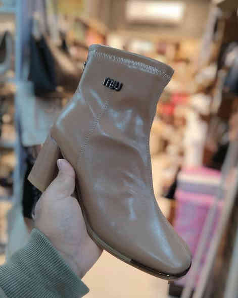 بوت كعب ارتفاع 7سم كعب مربع  وزن خفيف
قياسات مشكل تبلش من37ال41
عنوان المحل ديالى المقدادية حي المعلمين شارع المخضر مجمع العزاوي
يوجد توصيل
واتساب ***********
