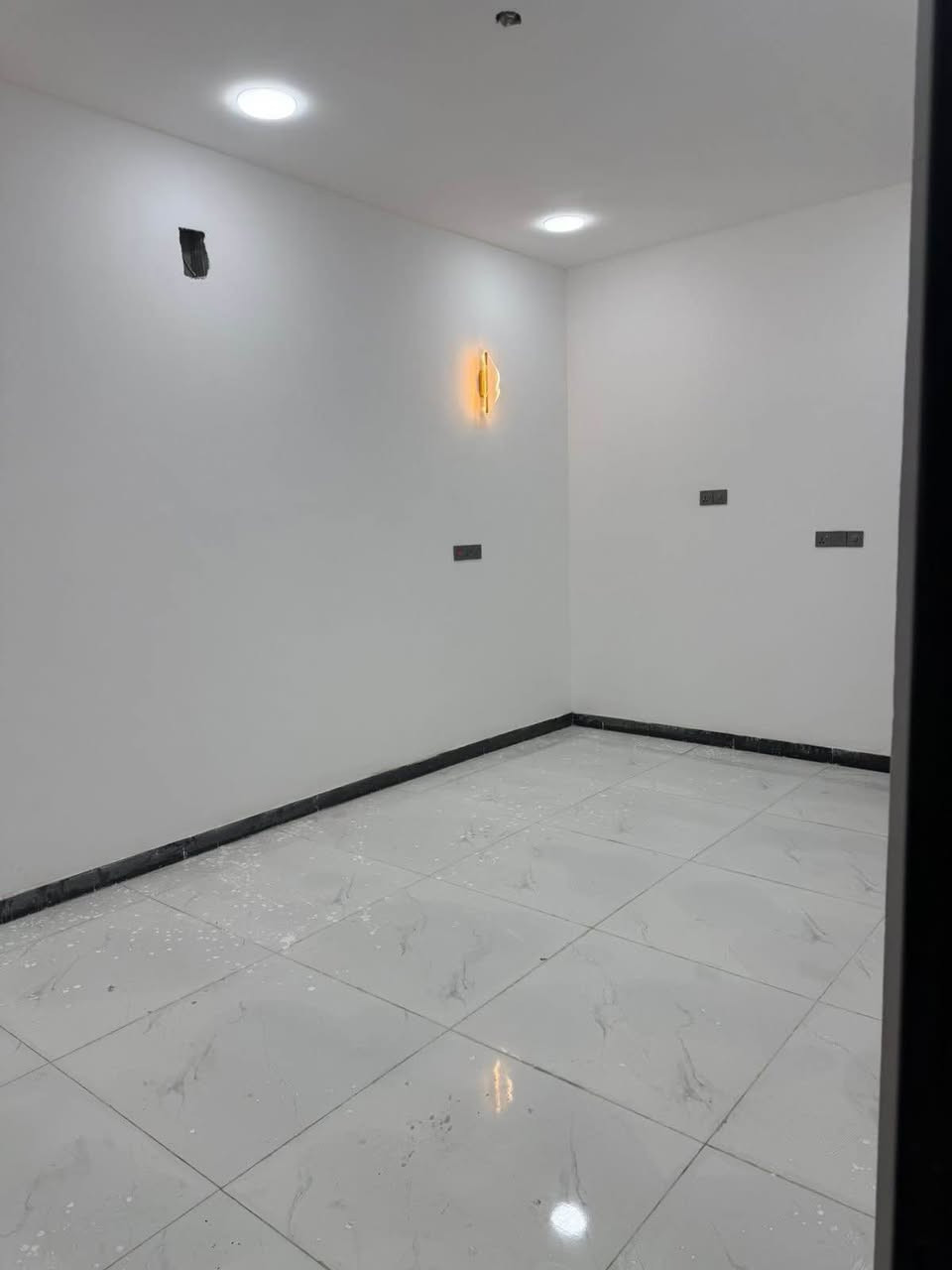 السلام عليكم

🏠 دار للبيع
📐 المساحة: 100 م²
📏 الواجهة: 6.25 م
📏 النزال: 16 م

🔹 بناء طابقين – جديد
🔹 يحتوي على:
 • 3 غرف نوم
 • 2 صحيات
 • استقبال + صالة
 • مطبخ

🔹 شغل درجة أولى
🔹 مع جميع الخدمات

📄 السند: طابو زراعي (سند 25) + قرار محكمة
📍 العنوان: بغداد – الدورة – مدخل البوعيثة
مجمع السلطان الأول – فرع 9

💰 البيع نقد فقط

📞 للاستفسار:
 • *********** (اتصال)
 • *********** (اتصال / واتساب)
 • *********** بغداد, العراق
