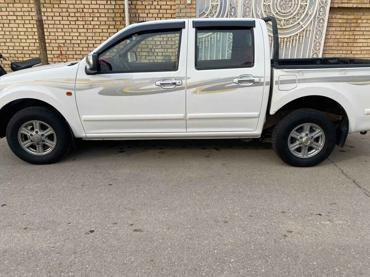 السلام عليكم للبيع كريت ول موديل 2016 رقم بغداد تحويل مباشر سياره مكفوله وجديده جدآ ماشيه 152 الف تخم تاير جديدماتخسر عليه الف جاهز من اي نقص وضع الشركه تدفئه شغاله تبريدشغال وضع الشركه السعر 90 وبيها مجال *********** واسط قضاء الحي
