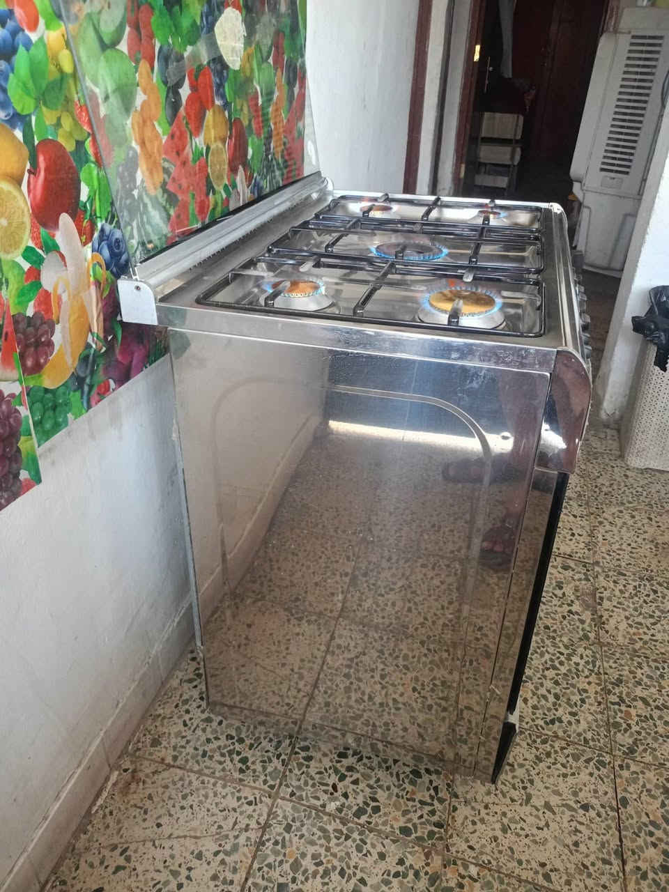طباخ مصري ماركة يويفرسال نضيف وشغال ٥ عيون ناره زركه وعاليه ب٢٠٠ مكانه الدوره *********** مكلفه بالنشر
