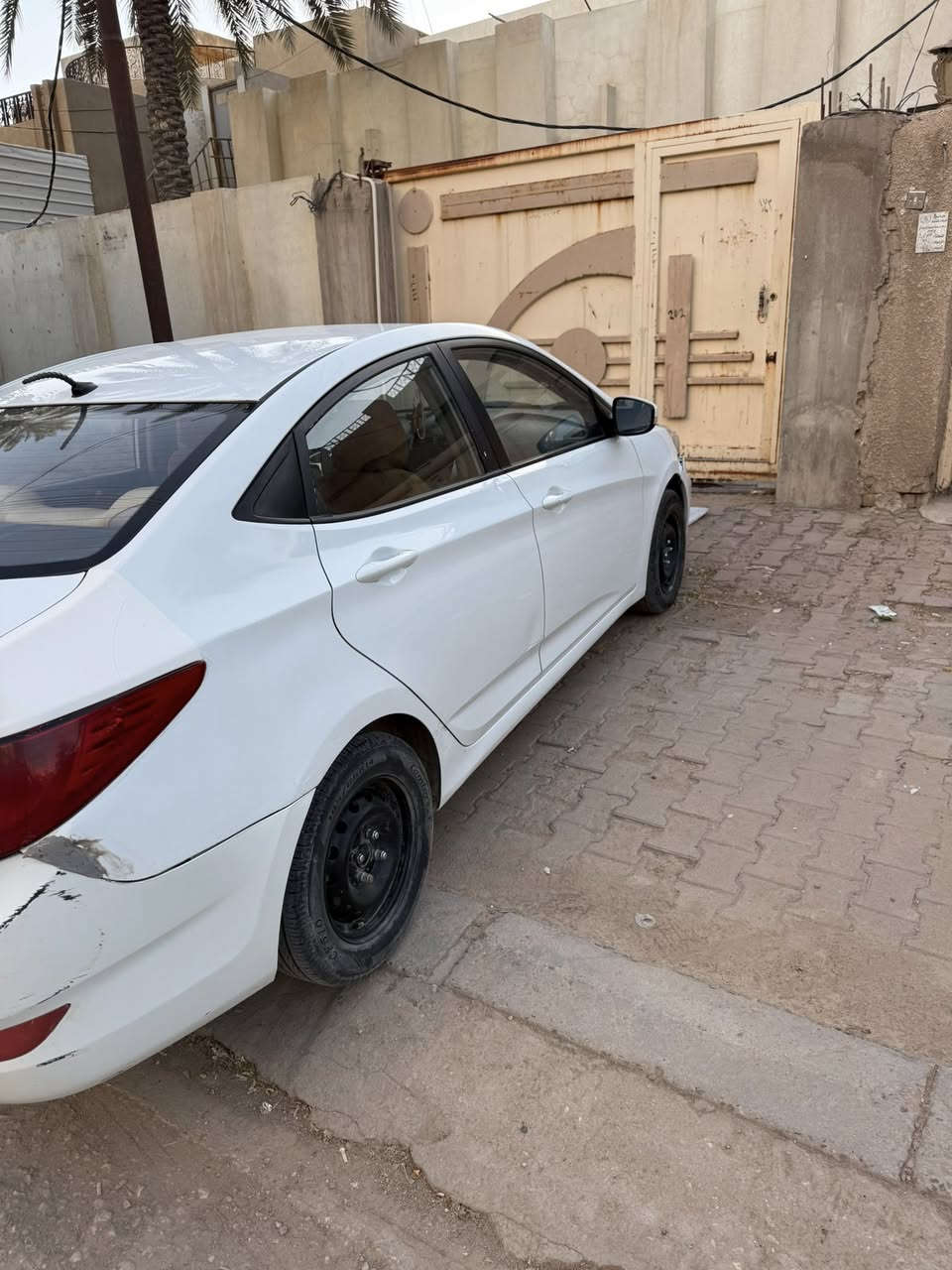 سلام عليكم اكسنت موديل ٢٠١٦ للبيع وارد خليجي و سونار موجود في الصور مكينه ١٤٠٠ السعر ٨٠ و بيها مجال السياره بسمي 
و التفاصيل الاتصال على الرقم ***********
