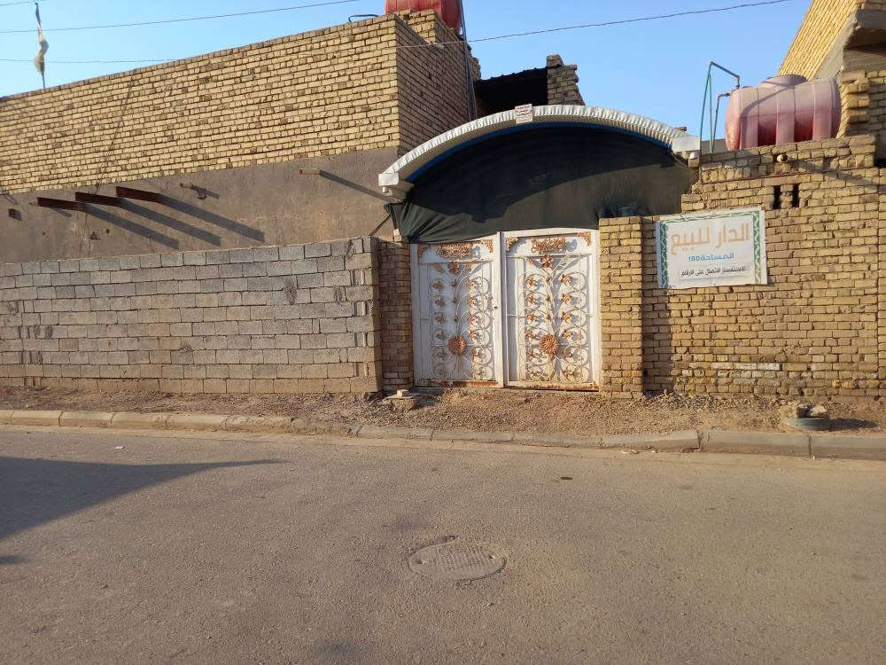 رقم الهاتف *********** واقع حال والدولة تريد طوبها المنطقة لان وفرت بيها كل الخدمات السعر ٨٥ وبي مجال يحتوي على غرفتين نوم وصاله جبيرة ومطبخ وديوانية وستارة عالية تقريبا مترين عمارة, ميسان
