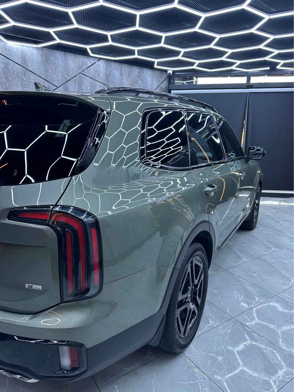 2023 Kia Telluride SX Prestige X-Line
اعلى فئة بالتلورايد 
المواصفات
٥ كامرات ٣٦٠ درجه المراة الداخليه عباره عن كامره
حساسات ٣٦٠ درجه 
٤ كراسي تدفئه وتبريد 
كراسي الخلفيه VIP منفصله
كراسي جلد ٧ راكب 
كراسي كهرباء 
ستيرن هيتر 
شاشه ابل بلي
٥ منظومات قياده 
السقف كانتيره
دبل فتحه بالسقف
حجم الويل ٢٠
لون الداخل السياره نفس الخارج هم اخضر 
تشغيل عن بعد 
داتا شو 
سماعات هيرمن 
بيها نظام التحدث عبر السماعات خاف الي كاعد ليوره ميسمعك يطلع صوتك من السماعات
وبعد كولش هوايه مواصفات 
السياره بدون قطره صبغ بدون بارد 
مغلفة افلام حماية بالكامل حتى القماره 
جامات الخلفيه تجي مضلله بلادي واني مبدلهن اصيليات بدون تظليل والمظللات موجودات تاخذهن ويه السياره 
اي نقص مابيها حادثها مجرد مي داخل لحد الدوسه السياره جتي ماشيه ٩ الاف هسه حاليا ماشيه ٤٨ الف كيلو من اجتي لحد لان اي ضوه تحذير مشتغل ولا مبدل اي شي بالسياره ع البلاد على وضع الشركه للاستفسار *********** بغداد, العراق
