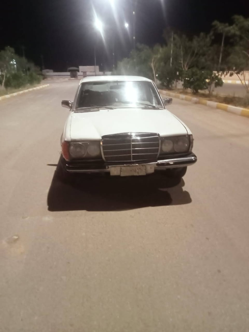 مارسدس ابو جحيل مديل 82 مكينه ثنين ونص وكير وحداديه وتخم تاير وكهربائيات شغاله دوشمه دواخل السعر 13 وبي مجال بسيط مكان سياره ناصريه  الاستفسار ع رقم ***********
