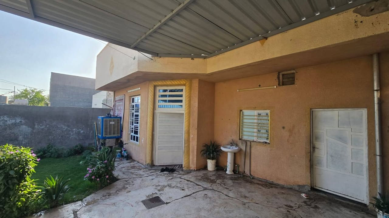 بيت للبيع  طابو صرف في الفلوجه حي جبيل قرب جامع حسين شلش شارع 10 بناء بلوك مساحه ٢٥٠ يحتوي على ٢غرف نوم وصاله ومطبخ ستقبال صحيات داخلية و خارجية السعر ٨٥ مليون وبي مجال بسيط للاستفسار مراجعة مكتب القمه للعقار او الاتصال على الأرقام التاليه *********** ***********
