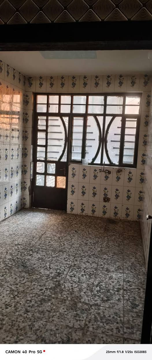 بيت للايجار المساحه 120 متر طابقين الكماليه شارع الجامع ثالث فرع من جهه اليسار فرع حسينيه الحوراء زينب كامل كهرباء وماء وخط سحب وانترنيت الطابق الأول مطبخ واستقبال كبير وصاله كبيره وغرفه نوم وحمام داخلي وخارجي والطابق الثاني ثلاثه غرف غرفه كبيره كامله غرفتين نقص بياض الاتصال على الرقم***********: والرقم الثاني***********
