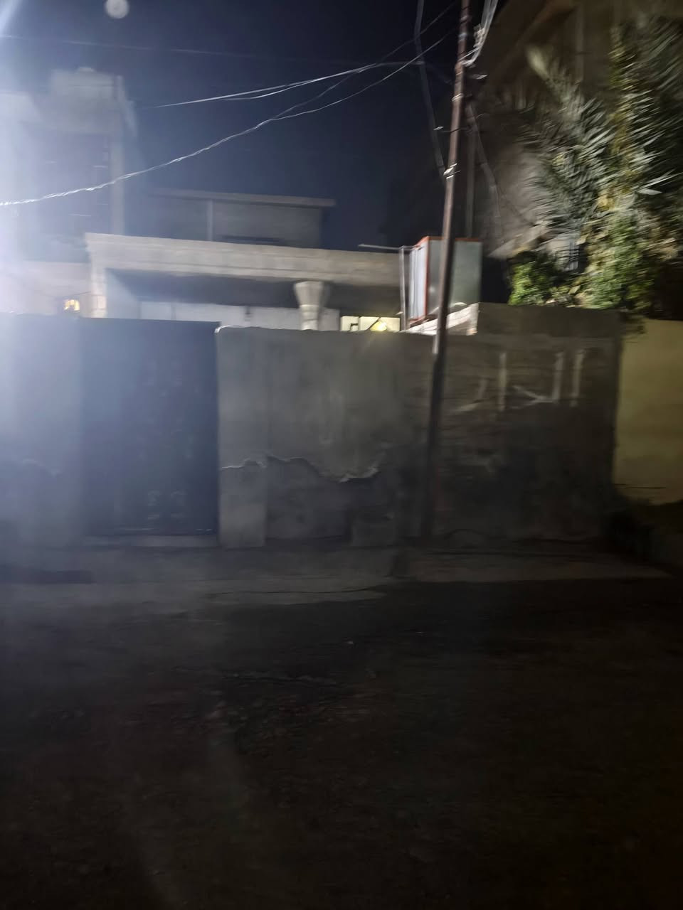 مشتمل المساحة 120 متر الموقع بلدروز اكسيرات شارع بيت شلاكه قرب ملعب منصور لاستفسار على هذه رقم *********** السعر خاص
