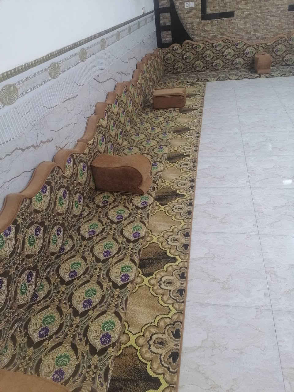 السلام عليكم
ديوان جلسه عربيه للبيع وجهين 20متر اسفنج مضغوط تفصال مو تجاري مع تجوه عدد 9 استعمال قليل 
المكان كربلاء
السعر 600
للاستفسار اتصال بالرقم ***********

